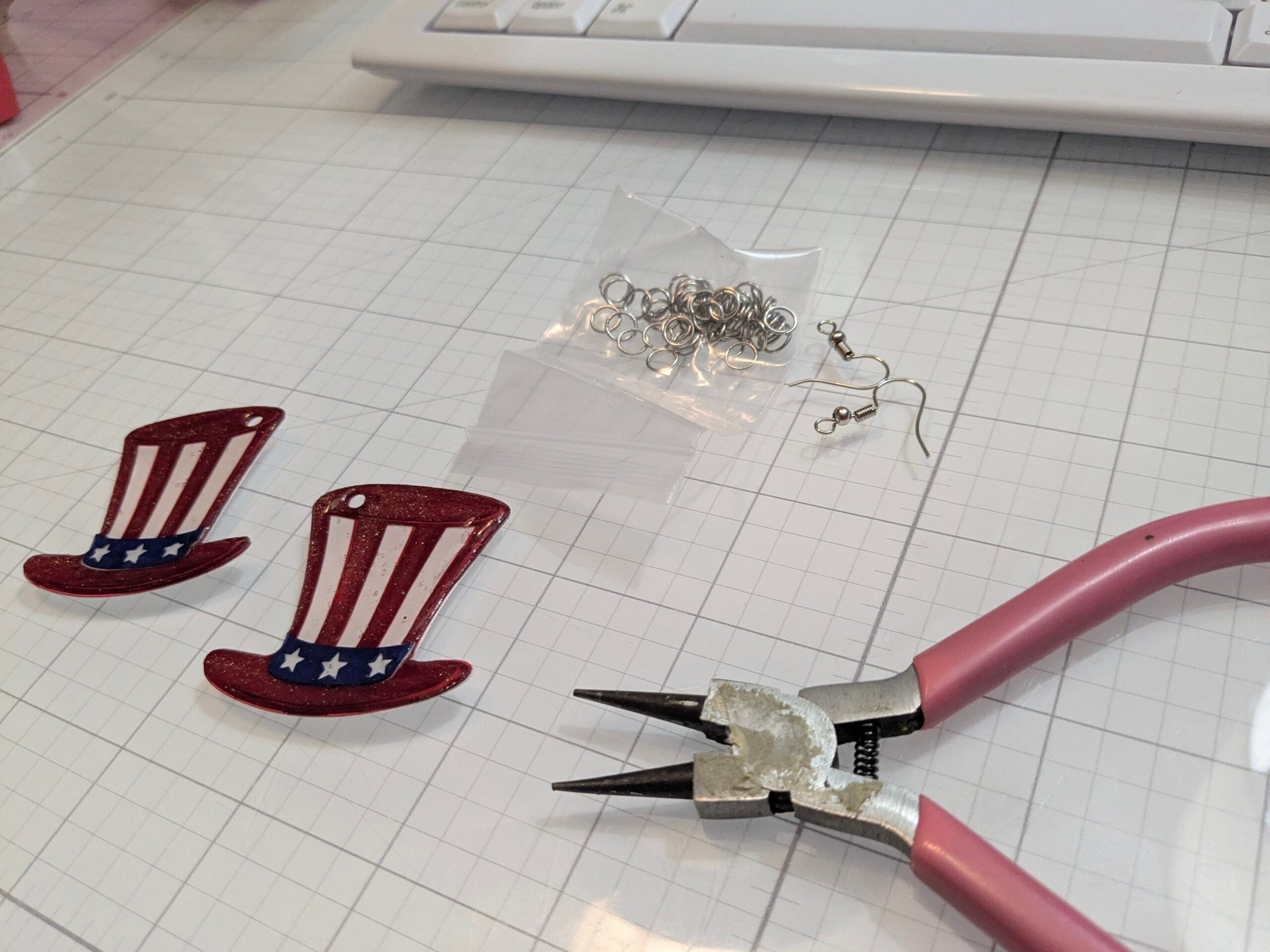 DIY Uncle Sam Hat Earrings 11 DIY Uncle Sam Hat Earrings